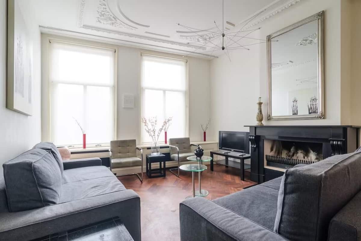 Superior appartement, uitzicht op de stad | Woonruimte | Een 50-inch smart-tv met digitale zenders