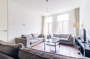 Superior-Apartment, Balkon, Stadtblick | Wohnbereich