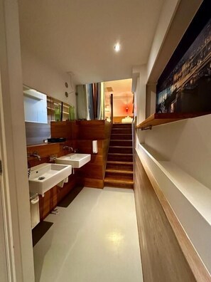 Luxury-Vierbettzimmer, Blick auf den Innenhof | Badezimmer