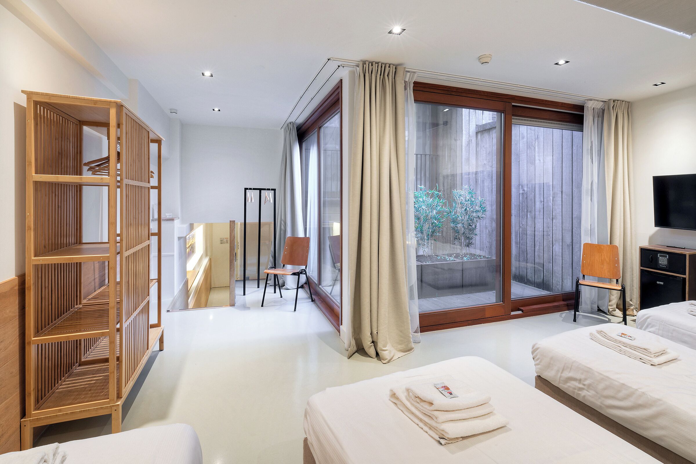 Luxury-Vierbettzimmer, Blick auf den Innenhof | Zimmersafe, Verdunkelungsvorhänge, Bügeleisen/Bügelbrett