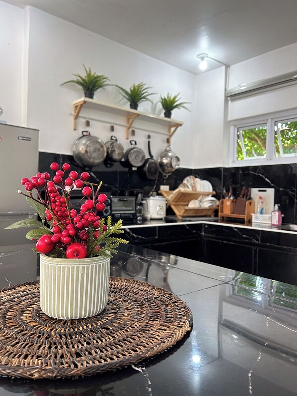 Fridge, microwave, stovetop, coffee/tea maker - Matnog Homestay near the Beach with pool. (Matnog)