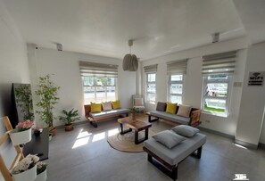 Smart TV - Matnog Homestay near the Beach with pool. (Matnog)