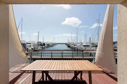 Amazing location on Fisherman’s Wharf only minutes to vibrant Fremantle nightlife and cafes. Enjoy the infamous West Australian Sunsets on your private balcony.