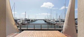 Amazing location on Fisherman’s Wharf only minutes to vibrant Fremantle nightlife and cafes. Enjoy the infamous West Australian Sunsets on your private balcony.