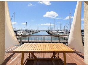 Outdoor dining - Amazing location on Fisherman’s Wharf only minutes to vibrant Fremantle nightlife and cafes. Enjoy the infamous West Australian Sunsets on your private balcony. (Fremantle)