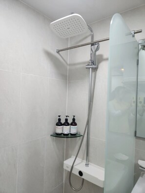 Shower, hair dryer, towels, soap - hotel b&b (Daejeon)
