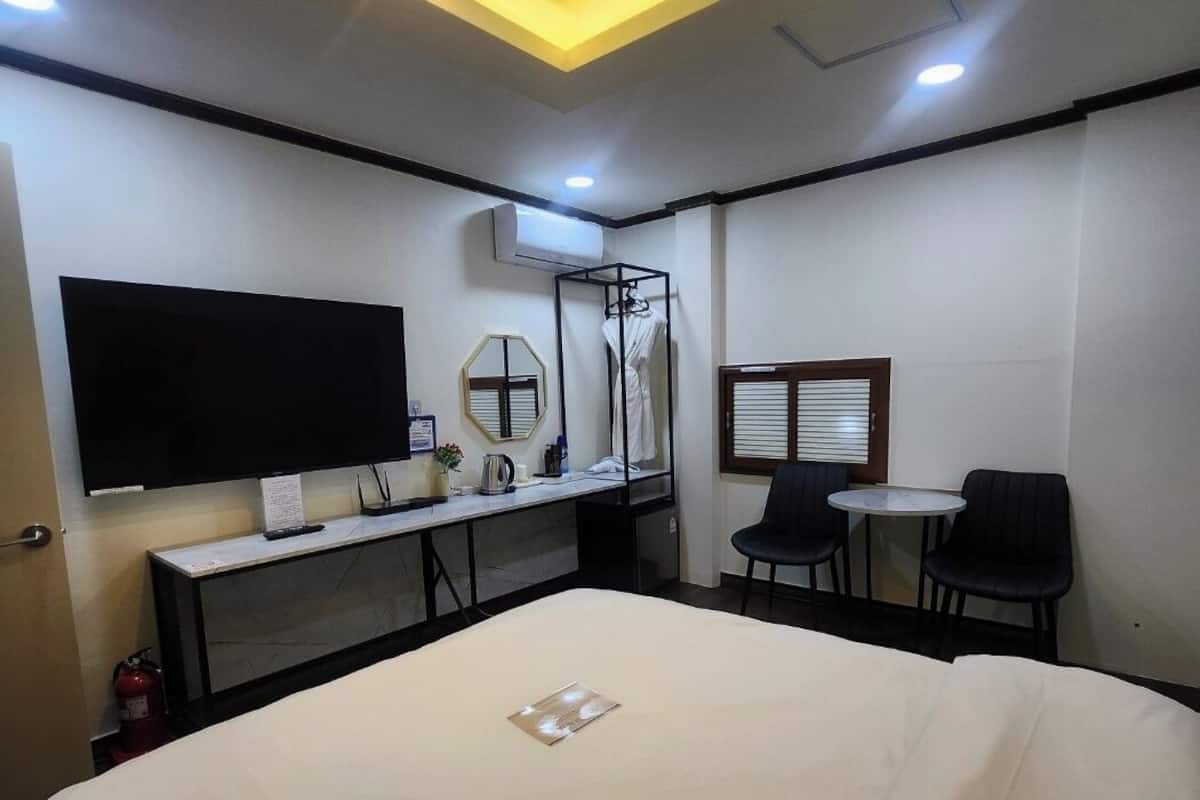 Quarto casal luxo | Escrivaninha, espaço de trabalho para notebook, Wi-Fi de cortesia