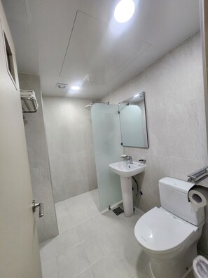Shower, hair dryer, towels, soap - hotel b&b (Daejeon)