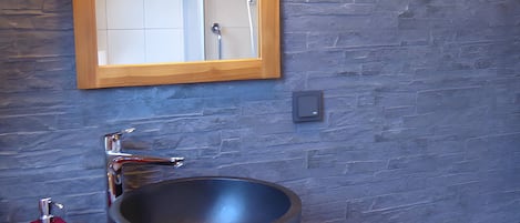 Douche, sĂšche-cheveux, serviettes fournies