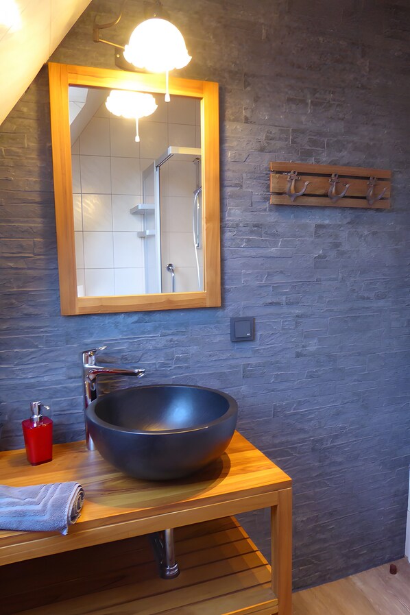 Shower, hair dryer, towels