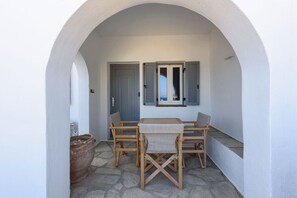 Outdoor dining - Phaedrus Living: Paros Cycladic Residences 2 (Piso Livadi)