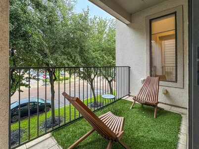 Near Midtown + Downtown | Games WiFi Balcony Pets