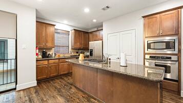 Refrigerador, microondas, horno y parrilla de estufa