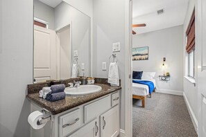 Sèche-cheveux, serviettes fournies, savon, shampoing