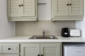 Herdplatte, Wasserkocher mit Kaffee-/Teezubehör, Toaster