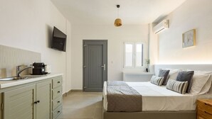 Une chambre à coucher avec un lit, une table de chevet et une fenêtre.