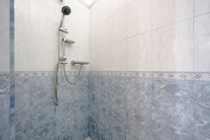 Dusche, Haartrockner, Bidet, HandtĂŒcher