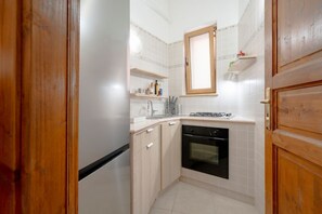 Réfrigérateur, four, plaque de cuisson, grille-pain