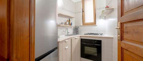 Een koelkast, een oven, een kookplaat, een broodrooster