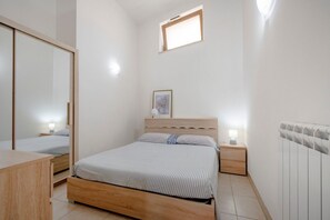 2 habitaciones y tabla de planchar con plancha 
