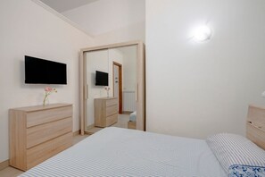 2 habitaciones y tabla de planchar con plancha 