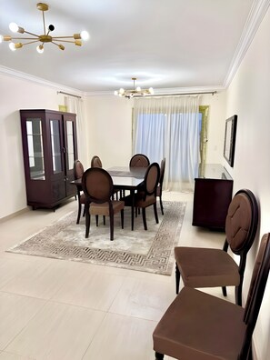 Apartment, 2 Bedrooms, Accessible, Smoking | Dining room