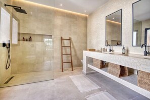 Douche, séchoir à cheveux, serviettes fournies, savon