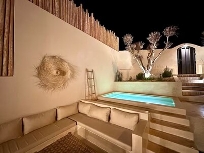 Architect-designed villa with swimming pool