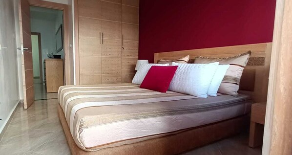 Iron/ironing board, WiFi, bed sheets