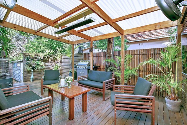 Outdoor dining - Lane Cove West - HENL3 - Henley Street - Modern, bright home with stylish interiors and a lovely garden entrance. (Lane Cove West)