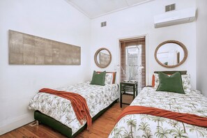 3 bedrooms, iron/ironing board, WiFi, bed sheets - Lane Cove West - HENL3 - Henley Street - Modern, bright home with stylish interiors and a lovely garden entrance. (Lane Cove West)