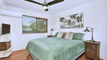 3 bedrooms, iron/ironing board, WiFi, bed sheets