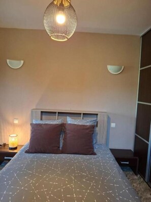 2 chambres, fer et planche à repasser, Wi-Fi, draps fournis