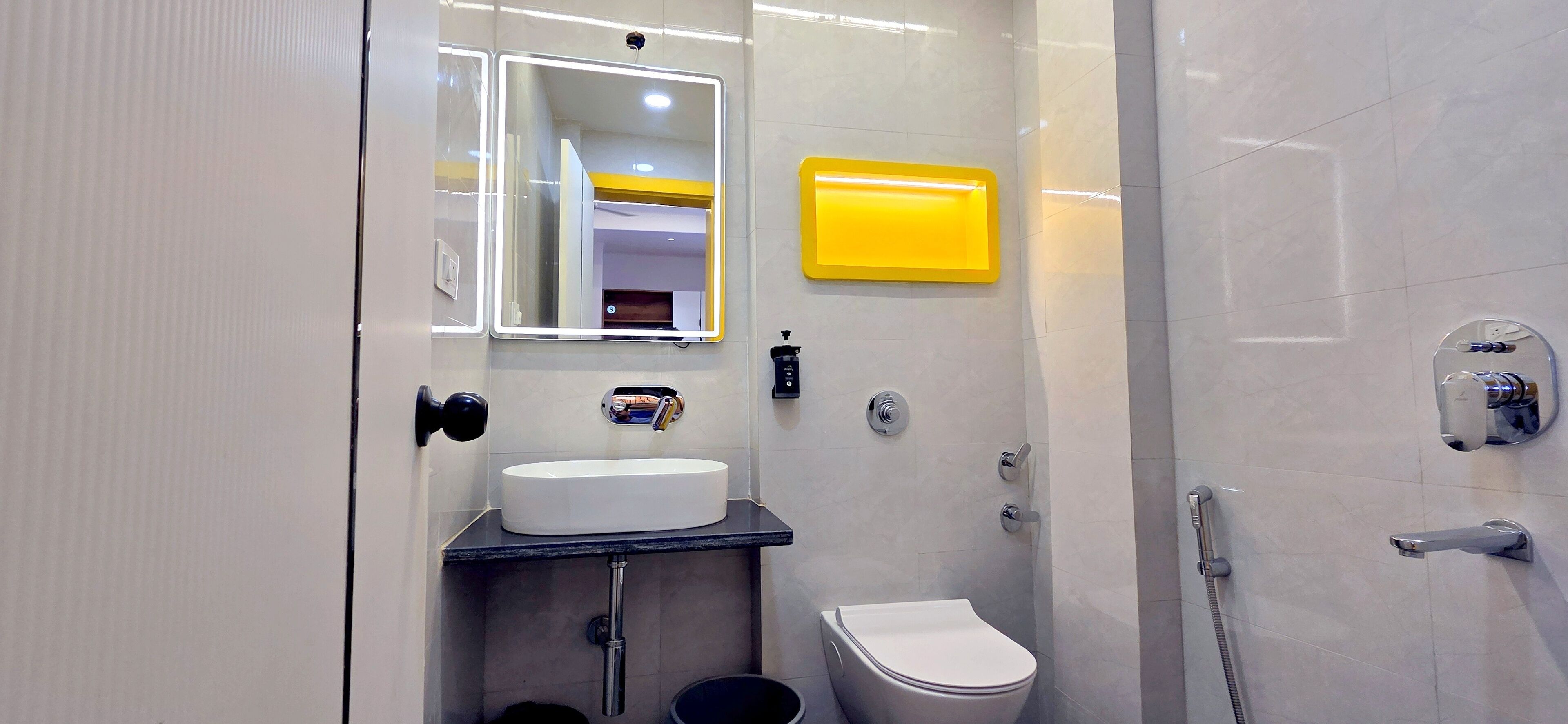 Signature Double Room | Bathroom | Shower, towels