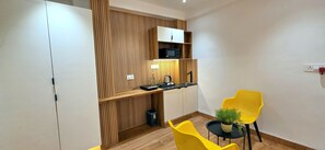 Premium Suite, City View | Makan dalam bilik