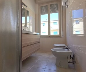 Douche, sèche-cheveux, bidet, papier toilette