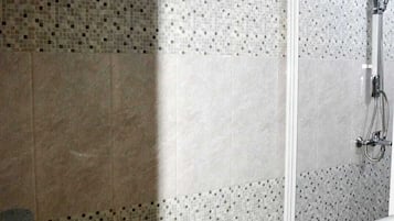 Standard Room, Courtyard View | Bathroom | Shower, free toiletries, hair dryer, towels