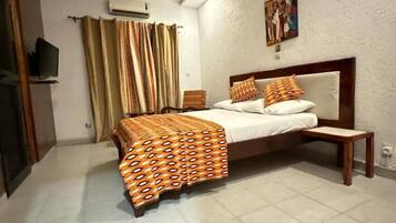 Chambre Supérieure, vue cour intérieure | Bureau, Wi-Fi gratuit