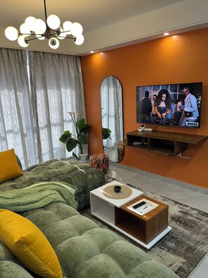 Smart TV, tenis de mesa, biblioteca musical y videoteca 