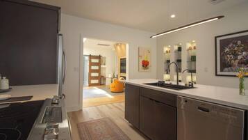 Microondas, horno, parrilla de estufa y lavavajillas