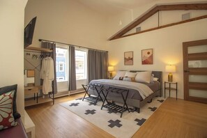 2 bedrooms, desk, travel cot, free WiFi