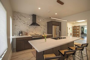 Micro-ondes, four, plaque de cuisson, lave-vaisselle