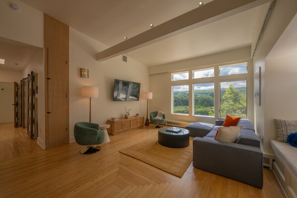 Smart-TV, Kamin, Arbeitsbereiche