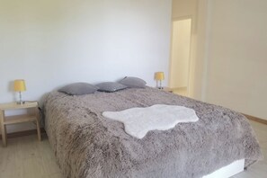 3 quartos, ferros/tábuas de passar roupa, Wi-Fi, roupa de cama