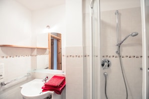 Dusche, Haartrockner, Handtücher
