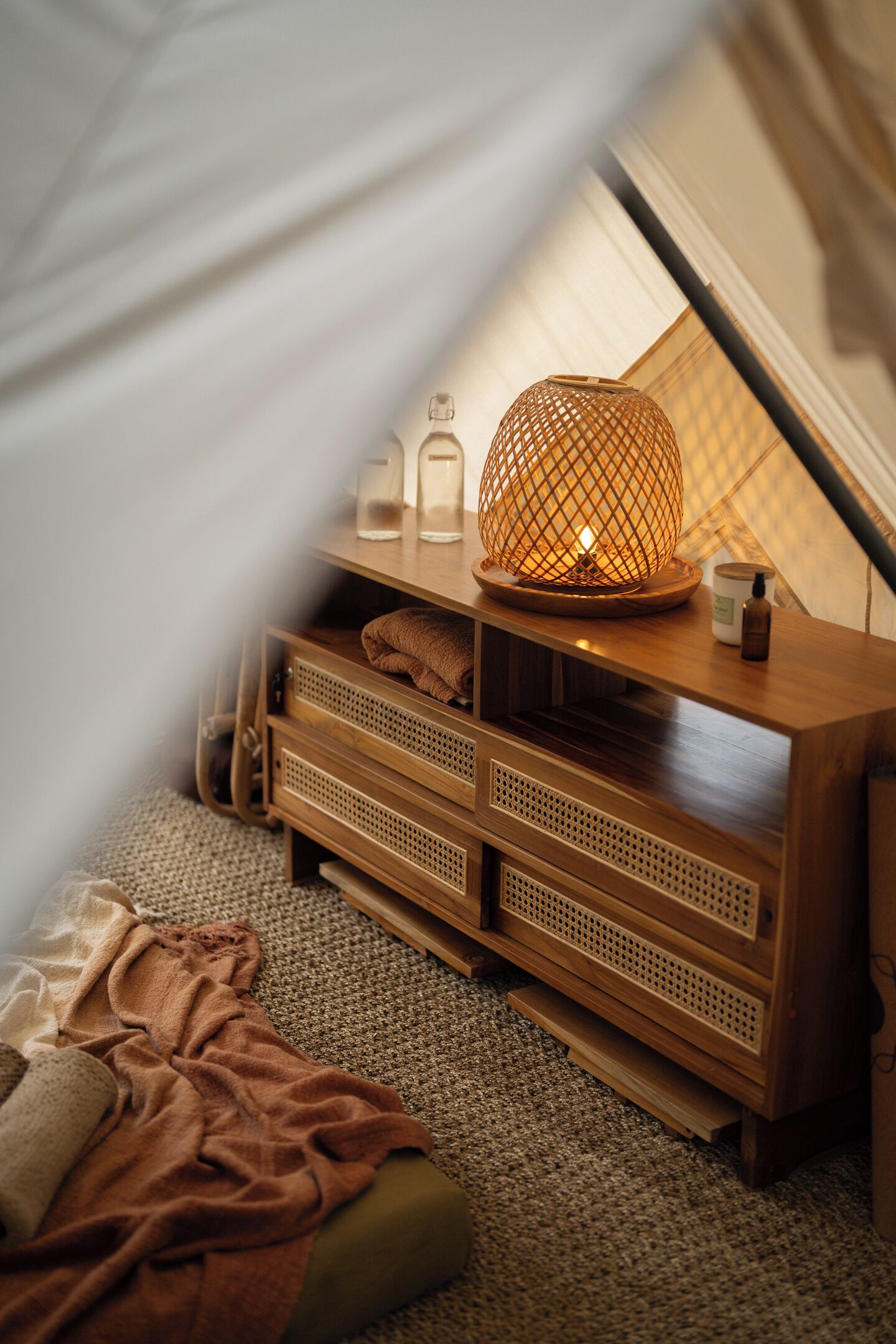 Ropa de cama de alta calidad, colchones con efecto memoria y escritorio 