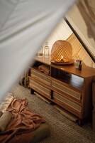 Ropa de cama de alta calidad, colchones con efecto memoria y escritorio 