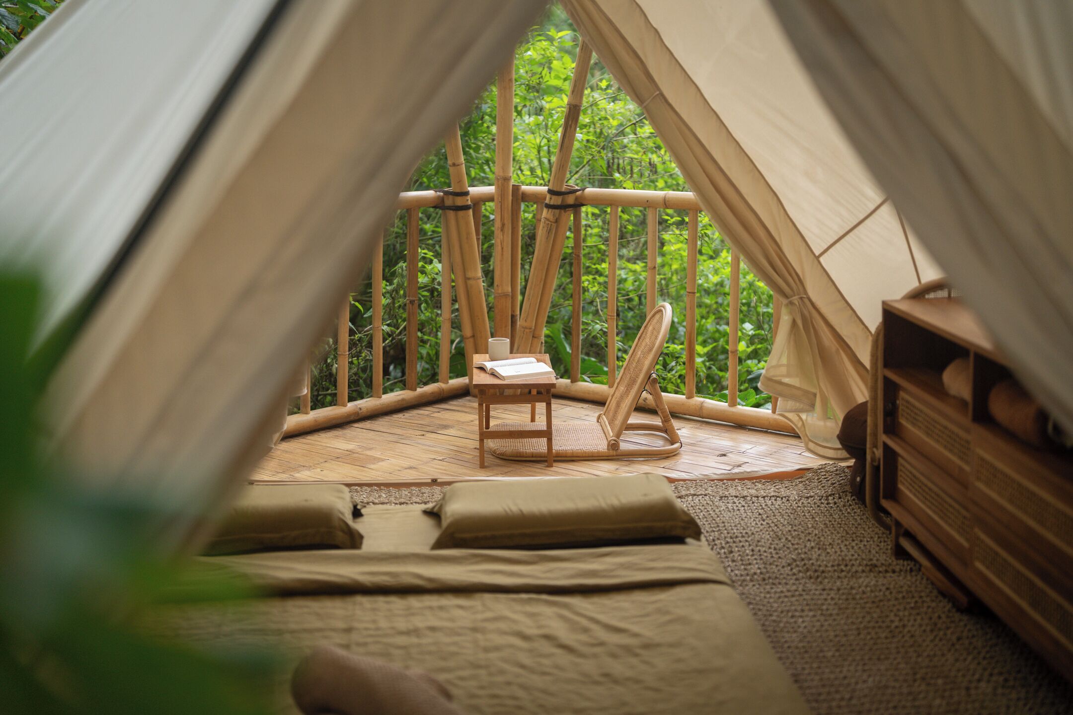 Ropa de cama de alta calidad, colchones con efecto memoria y escritorio 