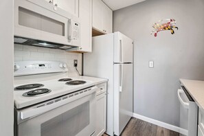 Geladeira, micro-ondas, fogão, cooktop