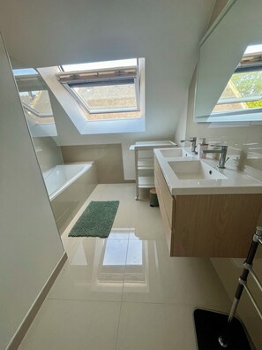 Douche, serviettes fournies, papier toilette
